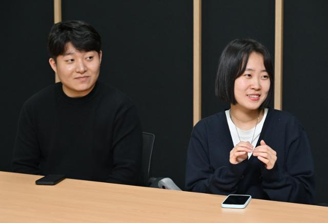 도서 '같은 하늘 아래서' 집필에 참여한 북한배경청소년 작가 '라면(왼쪽)'과 '22'가 17일 서울 관악구 서울대학교에서 인터뷰하고 있다. 최주연 기자