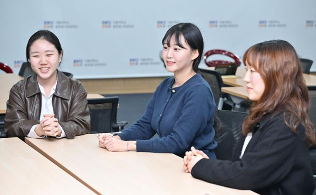 서울대 학생사회공헌단 '북소리팀' 학생들이 17일 서울 관악구 서울대학교에서 한국일보와 인터뷰하고 있다. 맨 왼쪽부터 장현진 총팀장, 문서현 문화교류팀장, 엄지나 책편찬팀장. 최주연 기자